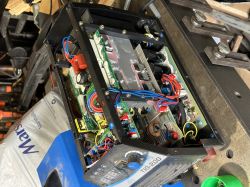 Wnętrze spawarki Tagred TIG 200 z widocznymi podzespołami elektronicznymi.