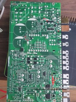 Spód zielonej płytki PCB modułu wzmacniacza z wieloma punktami lutowniczymi i złączem po prawej