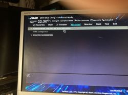 Ekran UEFI BIOS Utility w trybie zaawansowanym z ustawieniami NVMe dla dysku KINGSTON SA2000M8500G.