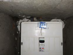 Jak podłączyć przewód uziemiający do licznika energii z RCD?