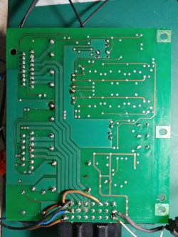 Płytka drukowana wzmacniacza Audi A4 B6 z przylutowanymi kablami.
