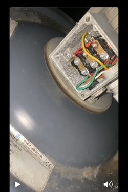Puszka zaciskowa silnika wentylatora 3-fazowego Przyłącze elektryczne trzyfazowego silnika wentylatora z widocznymi przewodami w puszce zaciskowej.