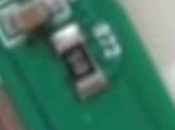 Zbliżenie na element SMD na zielonej płytce PCB z oznaczeniem „510”