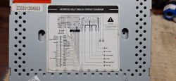 Panel tylny radia samochodowego z diagramem okablowania.