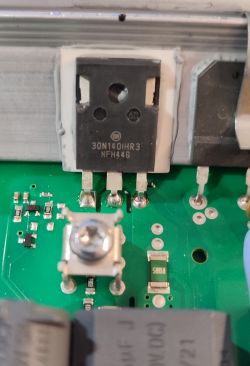 Zbliżenie na komponenty elektroniczne na płytce drukowanej, w tym tranzystor 30N140IHR3.