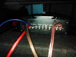 Dlaczego wzmacniacz Voice Kraft VK 0240 nie przekazuje dźwięku do radia?