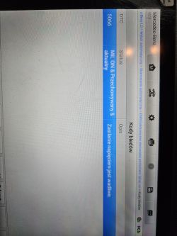 Ekran diagnostyczny z kodem błędu elektrycznego w samochodzie.