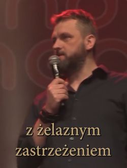Mężczyzna trzymający mikrofon na scenie.