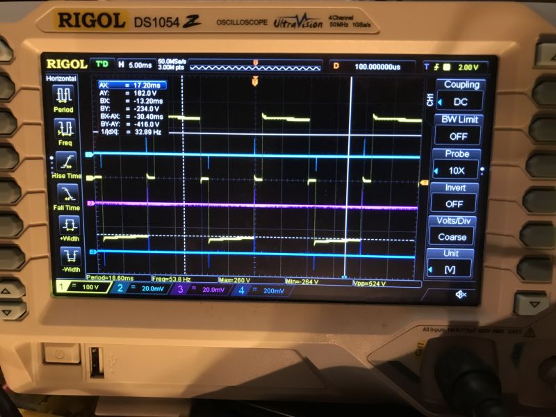 Zbliżenie na ekran oscyloskopu Rigol DS1054Z z wykresem sygnałów elektrycznych.