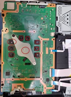 Układ elektroniczny z widocznym procesorem i kośćmi pamięci, częściowo pozbawiony osłon termicznych, oznaczone czerwoną obwódką.