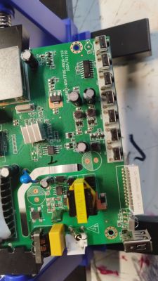 Płytka PCB z układem elektronicznym i mostkiem prostowniczym ABS10