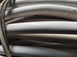 Zbliżenie na zwinięty biały przewód elektryczny Elpar 5x4 mm² z widocznym napisem na izolacji.