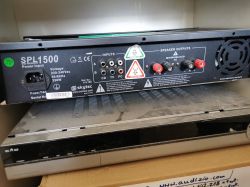 Tylny panel wzmacniacza SPL1500 z widocznymi wejściami oraz wyjściami głośnikowymi, ustawiony na innym urządzeniu audio.