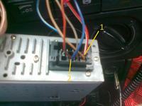 Jak podłączyć kabelek remote, by wzmacniacz włączał się z radiem?