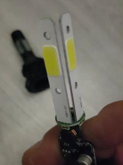 Zmodyfikowana żarówka LED H8 z pastą termoprzewodzącą.
