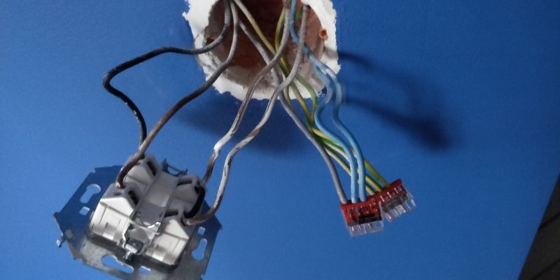 Jak podłączyć włącznik Smart WiFi do 3 lamp z kablem 4-żyłowym?