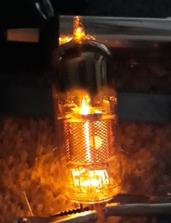 Lampa elektronowwa zasilanie - zasilanie lamy elektronowej, aby świeciła