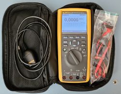 Multimetr FLUKE 287 z kablem pomiarowym i kablem komunikacyjnym FLUKE IR189USB w czarnym etui.