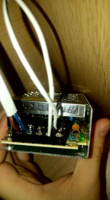 Brzęczenie transformatora MEAN WELL S-25-12 przy użyciu ściemniacza LED