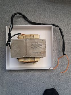 Transformator ZEBRA 220V z usuniętym uzwojeniem wtórnym na tle szarej tkaniny