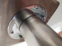 Metalowa klamka drzwiowa z usuniętą uszczelką.