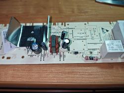 Uszkodzona płyta elektroniki pralki Sharp Płyta elektroniki pralki z uszkodzonym rezystorem R2.