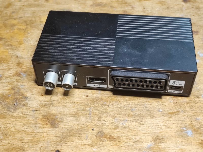 Widok tylnego panelu dekodera Opticum Blue R265 Lite z portami antenowymi, HDMI, SCART i micro USB.