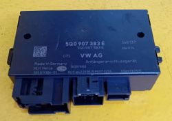 OEMowy moduł elektroniczny z numerem 5Q0 907 383 E do Skoda Octavia 2014 na żółtym tle.