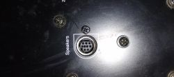 Złącze do subwoofera marki Logitech z okrągłym, wielopinowym portem.