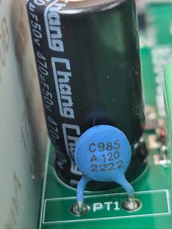 Kondensator elektrolityczny i warystor na płytce drukowanej