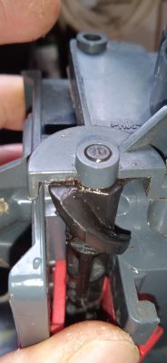 Zbliżenie na element z tworzywa sztucznego z widocznym ślimakiem, część mechanizmu ekspresu do kawy.