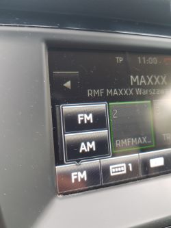 Jak przełączyć zakres fal z FM na AM w radiu Swing Fabia III?