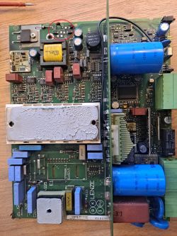 Płytka falownika z zaznaczonymi podejrzanymi diodami