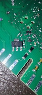 Nahaufnahme einer Leiterplatte mit sichtbaren elektronischen Bauteilen.