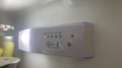Panel elektronicznej regulacji temperatury w lodówce z ustawioną temperaturą na 2°C.