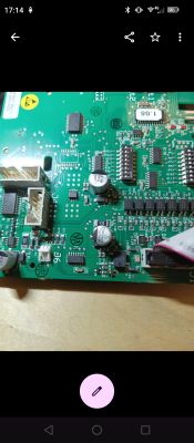 Zbliżenie na płytkę PCB z kondensatorami, cewką, złączami i układami scalonymi