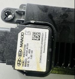 Czarny radar AEB do samochodu Hyundai Tucson z widoczną etykietą zawierającą kody MANDO i szczegóły montażu.