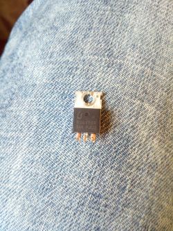 Hulajnoga 36V iskrzy przy podłączaniu baterii - czy sterownik do wymiany?