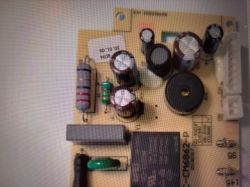 Rezystor bezpiecznikowy na płytce PCB z paskami: szary, czerwony, czarny, srebrny.
