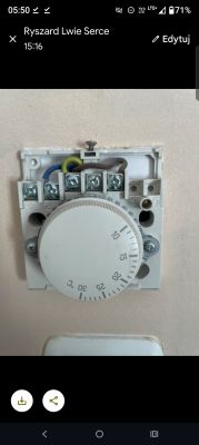 Termostat Honeywell T40 podłączony z trzema przewodami: niebieski, żółto-zielony i brązowy.