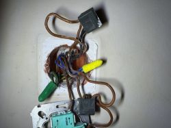 Pudełko instalacyjne z odsłoniętymi kablami i włącznikiem światła