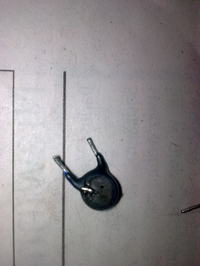 Identyfikacja elementów na płytce okapu - kondensator i element J