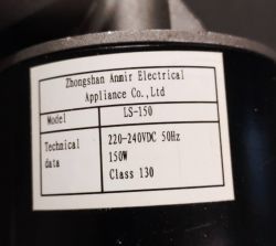 Zbliżenie na tabliczkę znamionową silnika elektrycznego z danymi technicznymi w języku angielskim.