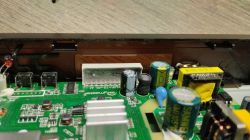 Płyta główna z różnymi elementami elektronicznymi wewnątrz urządzenia.
