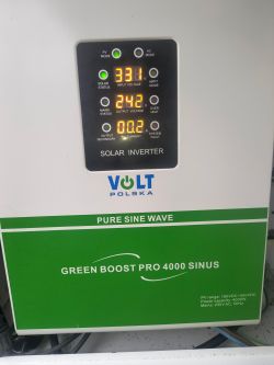 Panel sterujący falownika solarnego Volt Polska z wyświetlaczem napięć 331 V i 242 V