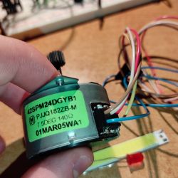 Identyfikacja typu silnika krokowego: unipolarny czy bipolarny? Opis kabelków.