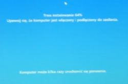 Ekran instalacji systemu Windows zatrzymany na 64%, z niebieskim tłem i komunikatem.