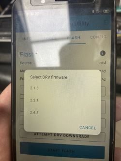 Ekran smartfona z aplikacją do wyboru firmware dla DRV.