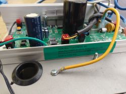 Bieżnia wyzwala bezpiecznik przy uruchomieniu.