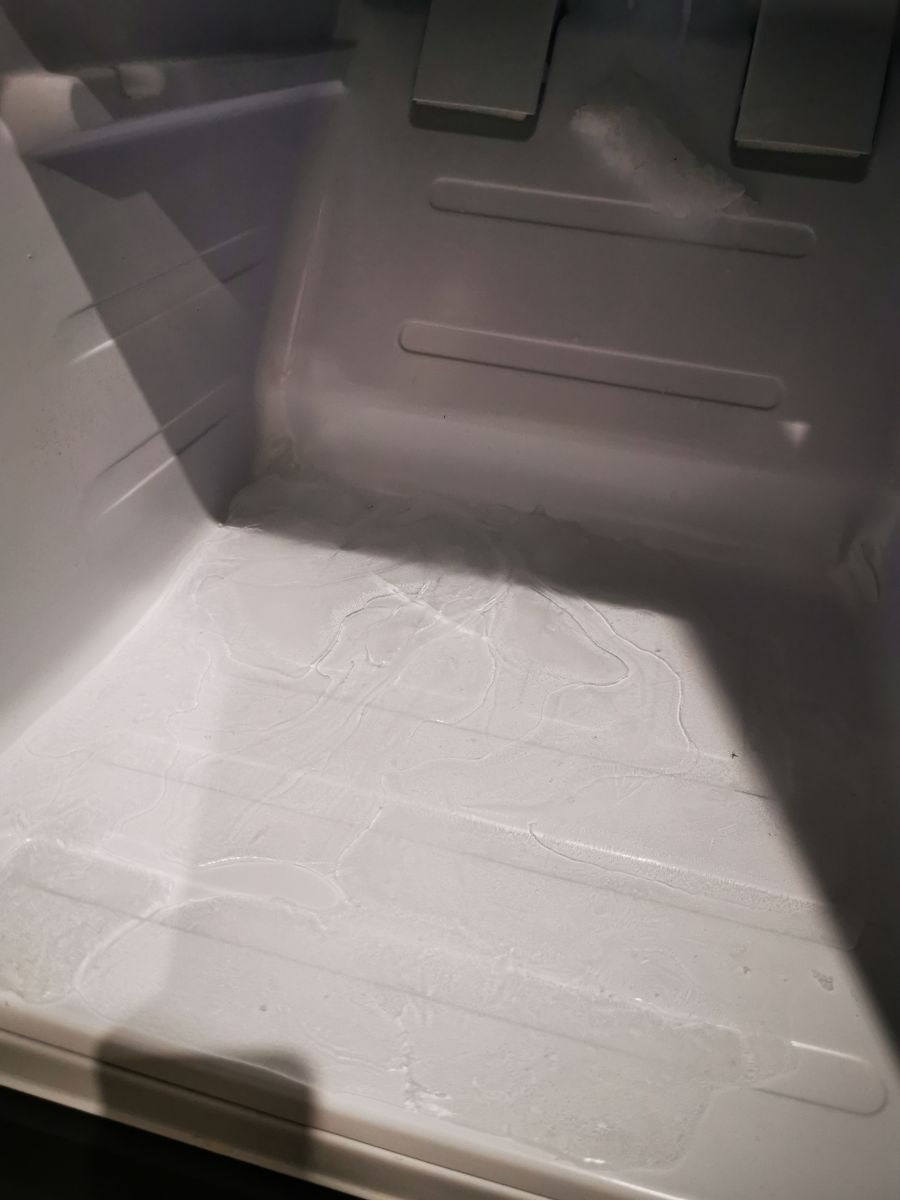 Samsung RS7778FHCSL - na dole zamrażarki zbiera się zamarzająca woda